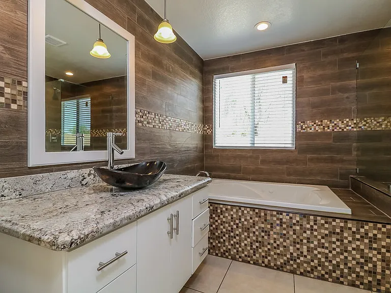 1616 S 82nd Dr — Photo 11