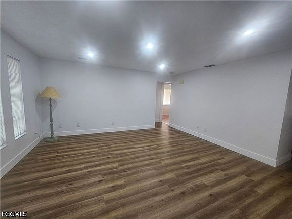 3rd image of 5989 Hillyer Ct W