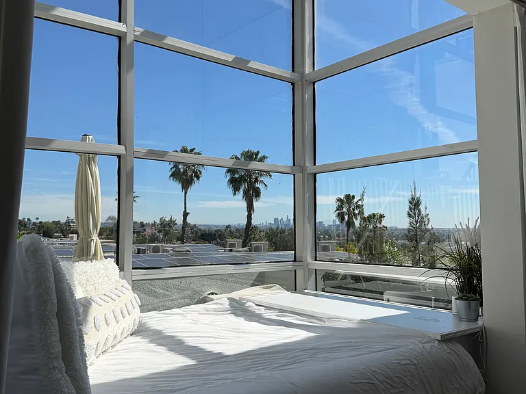 8455 De Longpre Ave — Photo 9