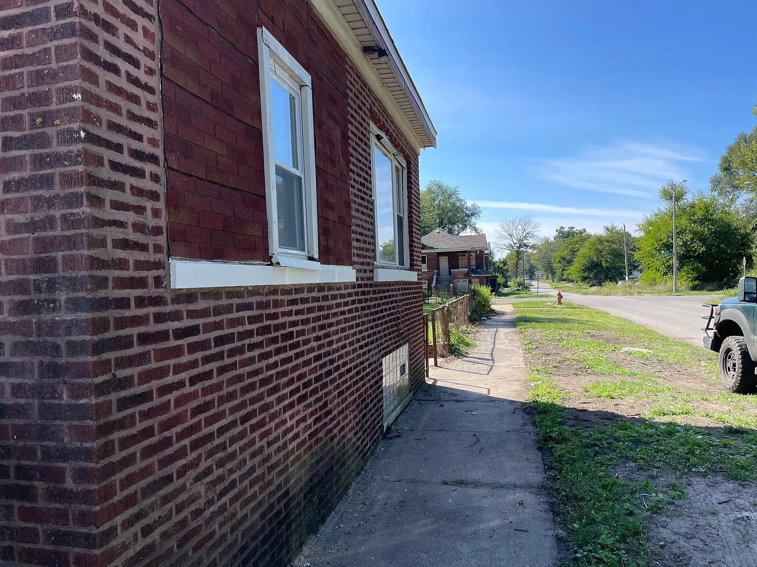 3 bed, 751 sqft, $1,200 — Photo 2