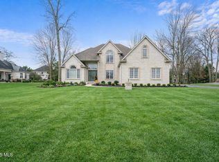 2417 Waterford Village Dr, Sylvania, OH 43560