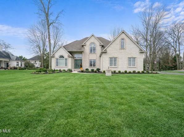 2417 Waterford Village Dr, Sylvania, OH 43560