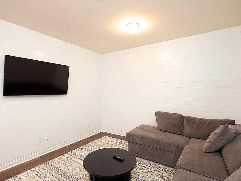 553 Stratford Ct — Photo 17