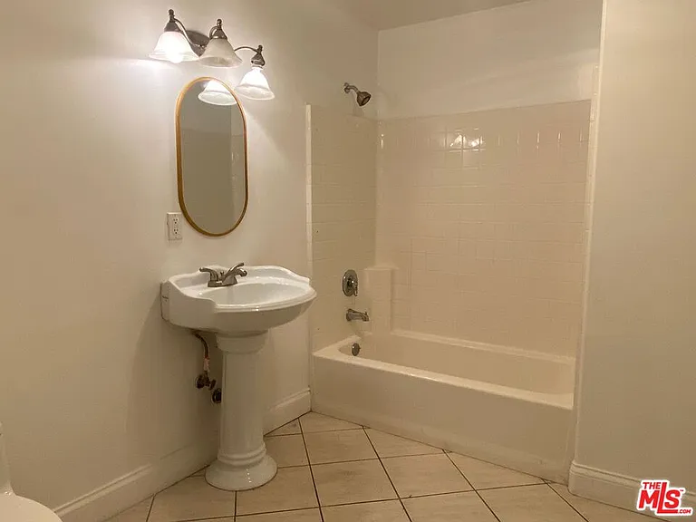 726 S Santa Fe Ave #202 — Photo 8