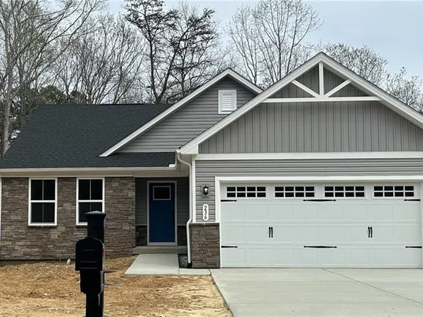 236 Pleasants Ln, Kilmarnock, VA 22482