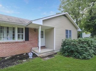 31 Meadow Ln, Pleasant Valley, NY 12569