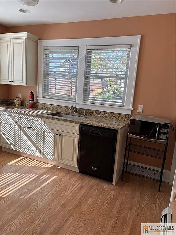 2 bed, 1.0 bath, 2000 sqft, $2,400 — Photo 4