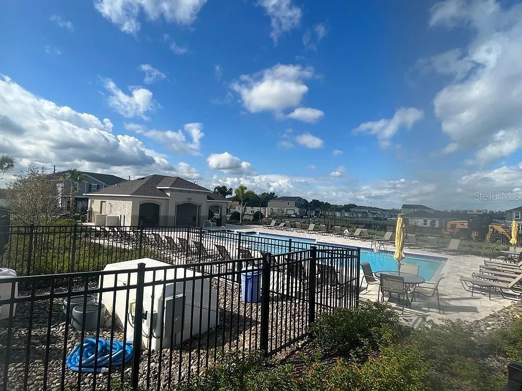 3 bed, 2.5 bath, 1435 sqft, $1,895 — Photo 4