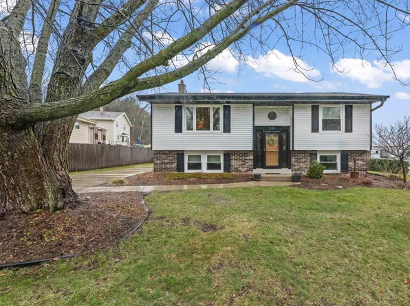 206 Chestnut Ridge DRIVE, Hartland, WI 53029