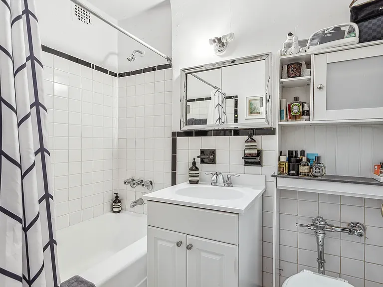 165 Christopher St #5B — Photo 4