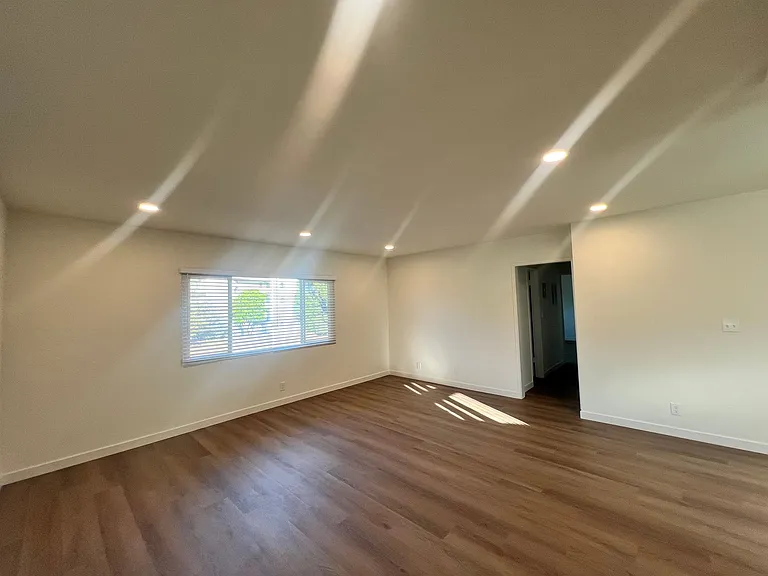 13429 Moorpark St — Photo 25