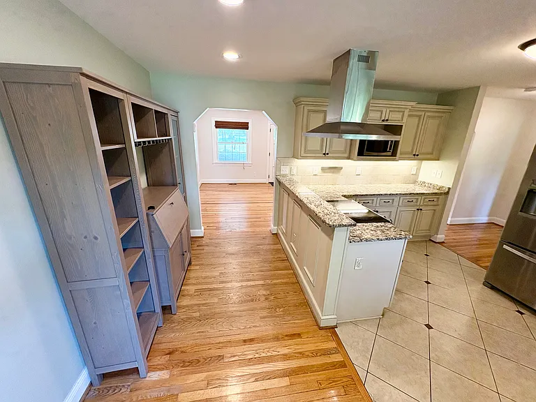 1233 Plymouth Ave — Photo 9