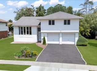 605 Prescott Pl, Valley Stream, NY 11581