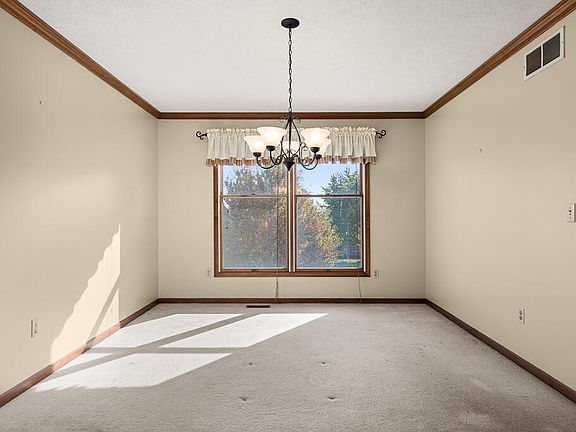 4th image of 175 Highridge Ct W