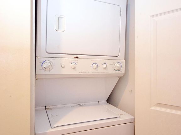 4th image of 907 W Belmont Ave APT 3r