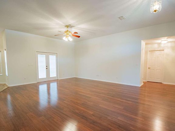 4th image of 301 NW Cutler Gln