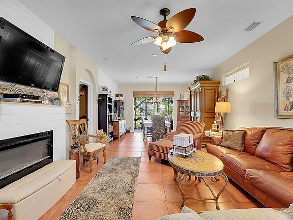 3rd image of 302 SW Tomoka Springs Drive