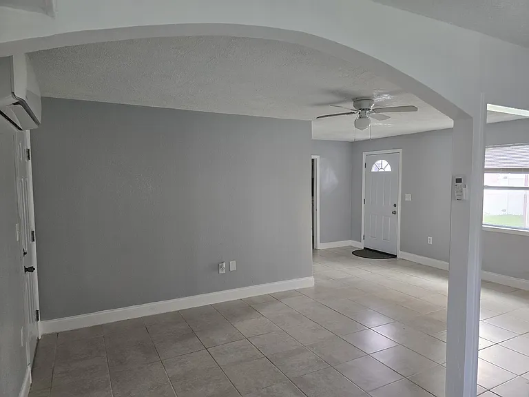 1323 Pinewood Ave — Photo 3