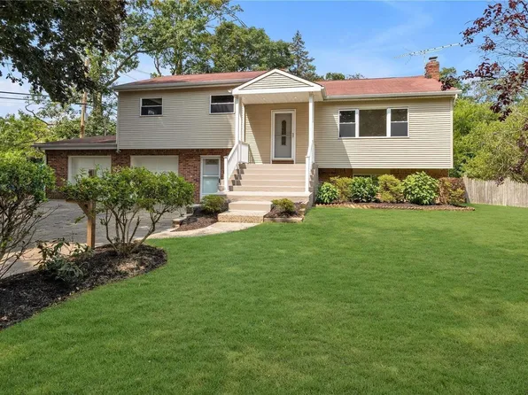 18 Iroquois Lane, Commack, NY 11725