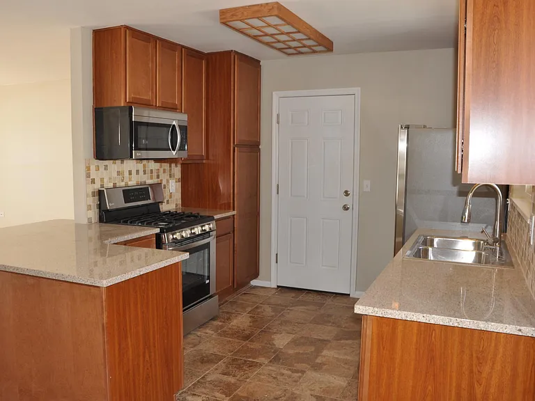 Updated Kitchen. Granite Countertops, Gas Cooktop, Dishwasher