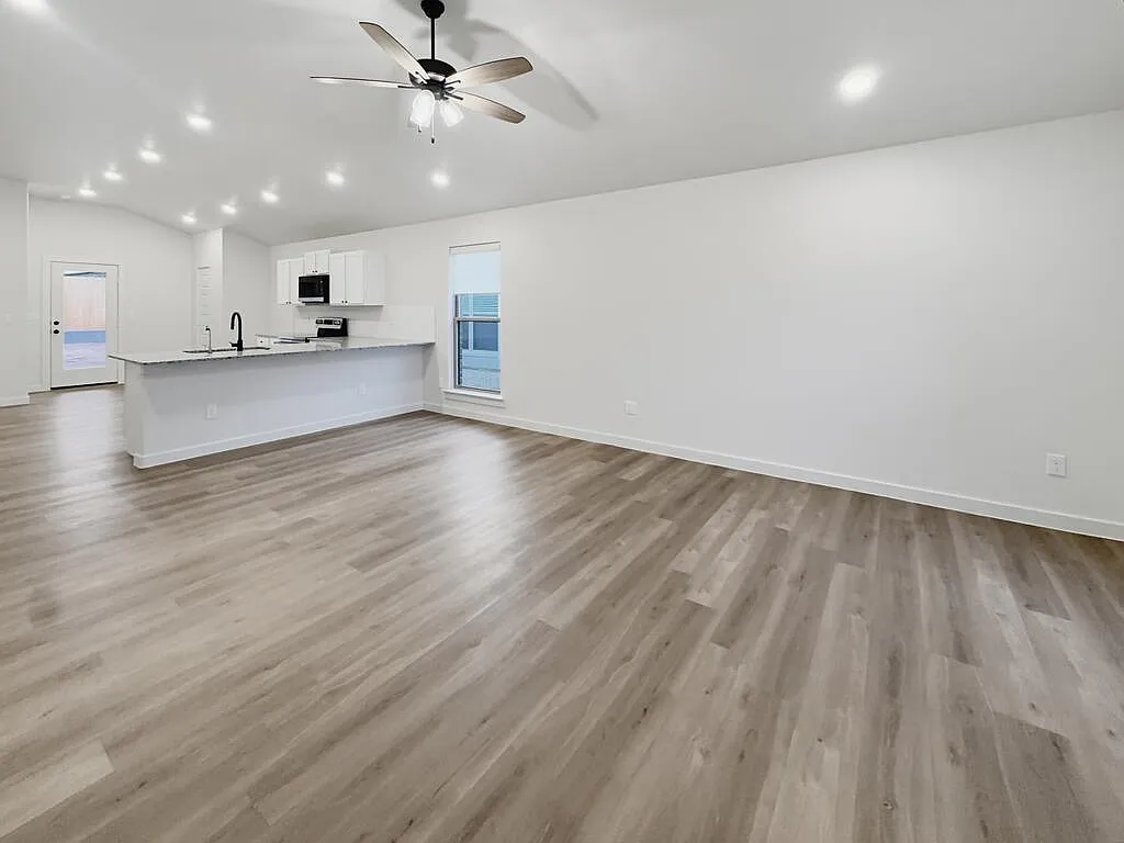 3 bed, 2.0 bath, 1595 sqft, $2,495 — Photo 4