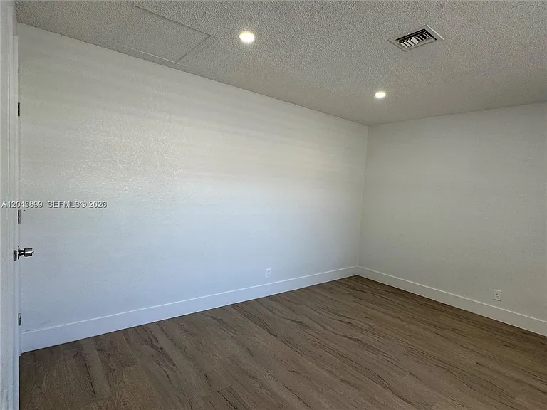 899 NE 15th St #3 — Photo 17