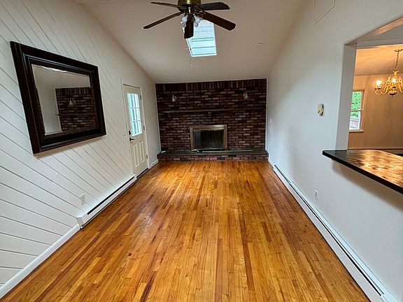 4th image of 44 College Hills Dr