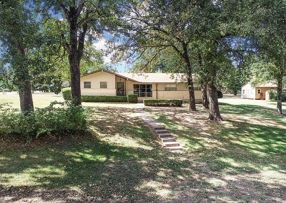 1st image of 110 Clover Dr