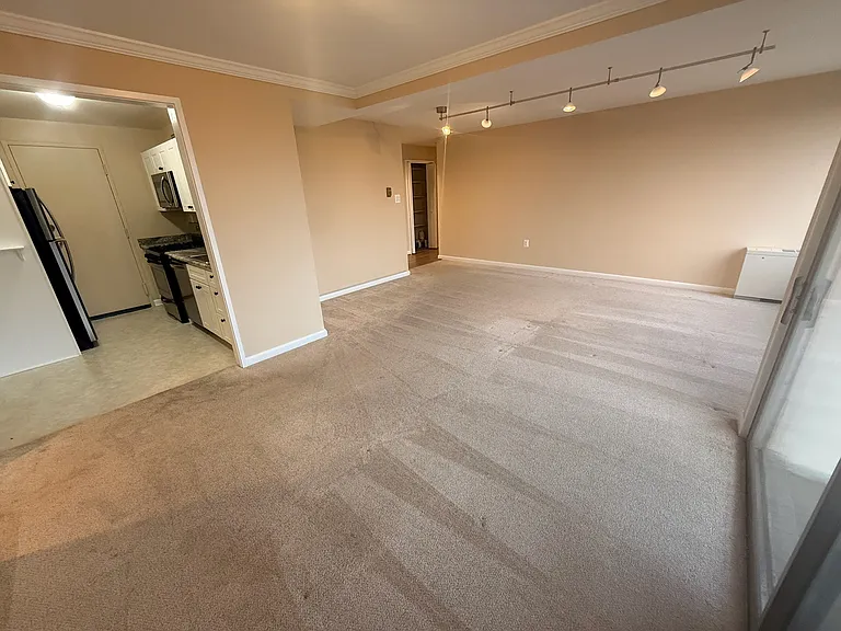 10201 Grosvenor Pl — Photo 11