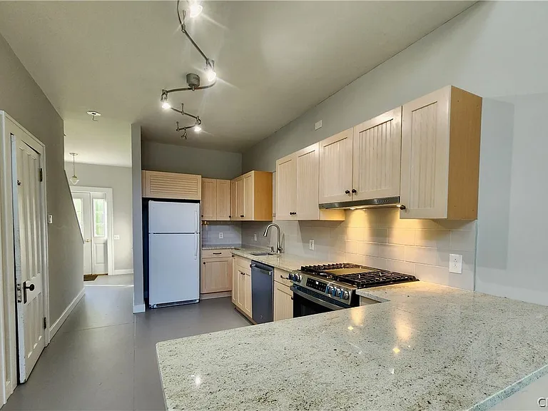 15 Etna Rd — Photo 4