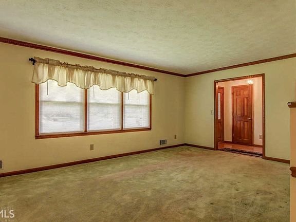 4th image of 3665 Sweet Briar Ln SE