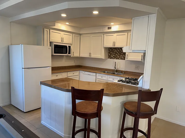 7000 Saranac St #9 — Photo 9