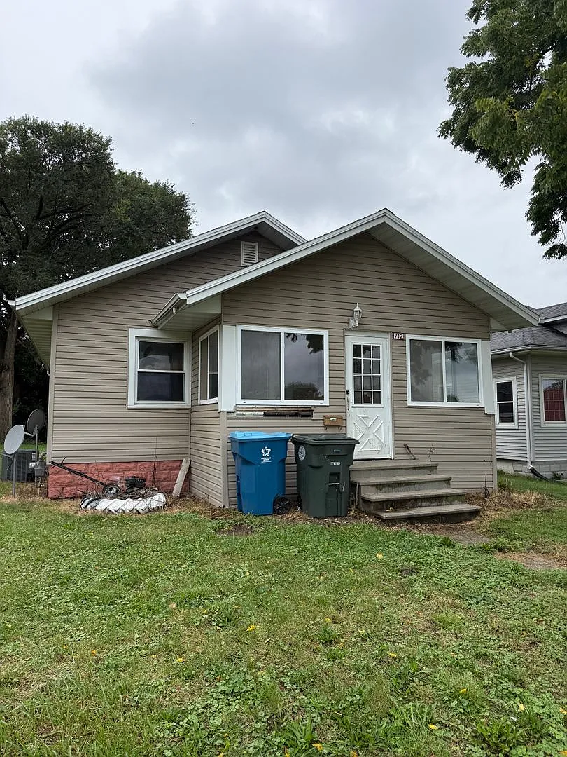 Updated 2 Bedroom, 1 Bathroom House for Rent- 712 Western — Photo 1