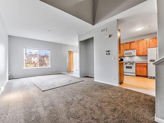 2nd image of 958 Creekside Ct