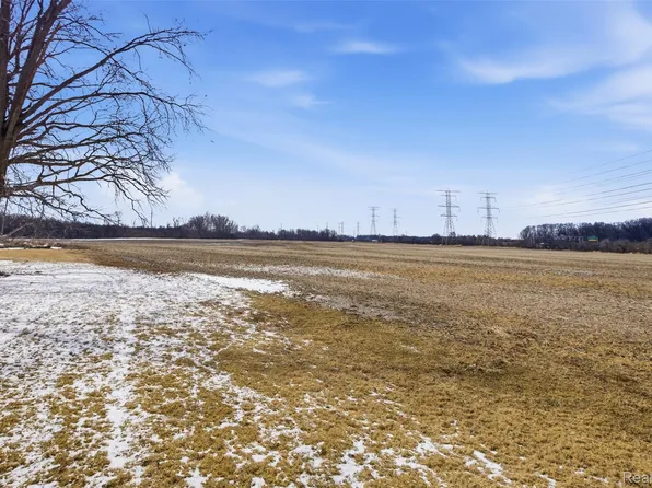 21301 Woodruff Rd, Rockwood, MI 48173