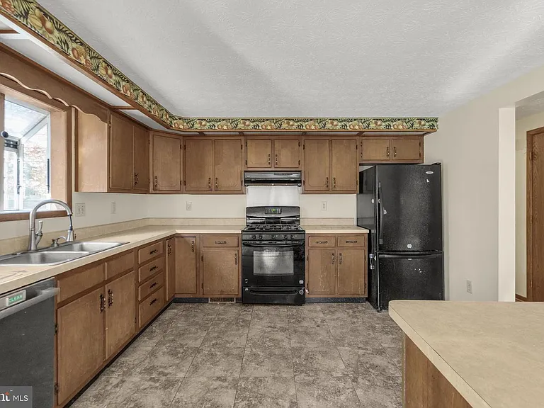 22397 Armstrong Dr — Photo 25