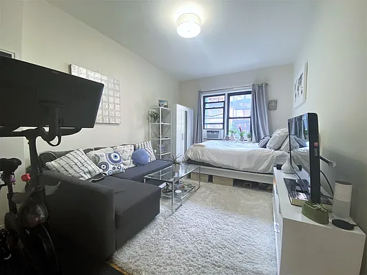 Rented by City Connections Realty | media 4