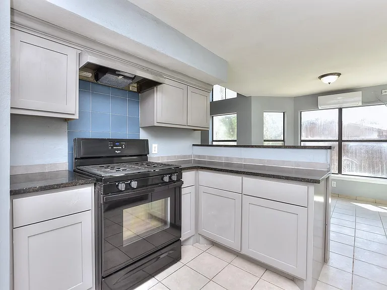 1202 Southwalk St — Photo 13