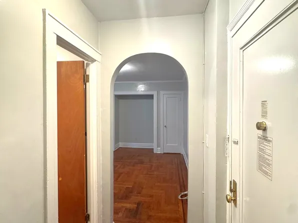 6-13 Grandview Avenue image 10 of 15