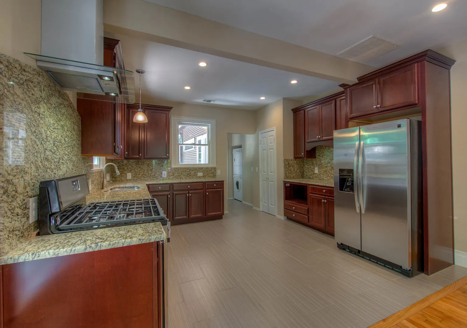 Ut Pre-Lease: 3 Br / 2 Ba Completely Remodel - North Campus - Big Backyard — Photo 2