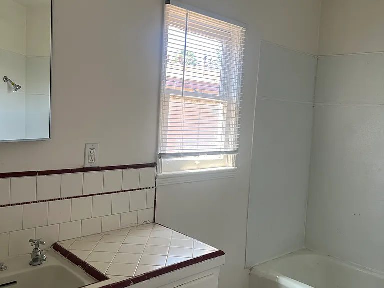 2325 Chester Ln #F — Photo 8