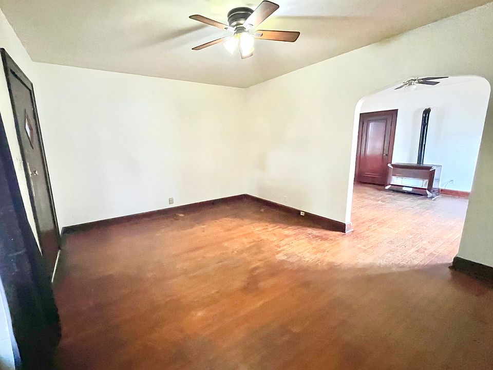 2nd image of 213 E Oregon St