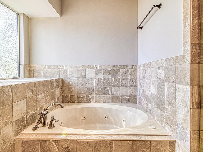 310 W Taylors Xing — Photo 29