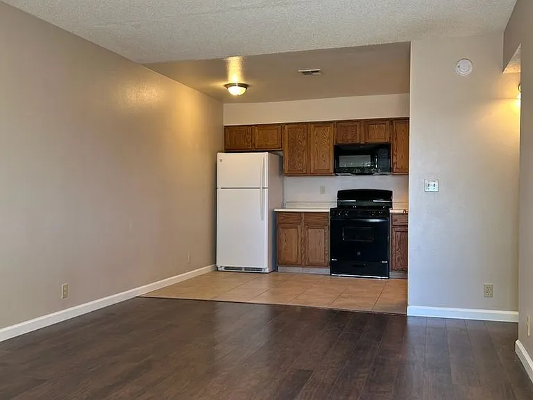 425 Rick Ct — Photo 2