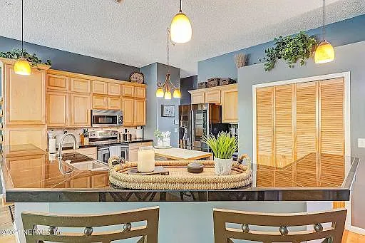 1555 Lakeway Dr — Photo 3