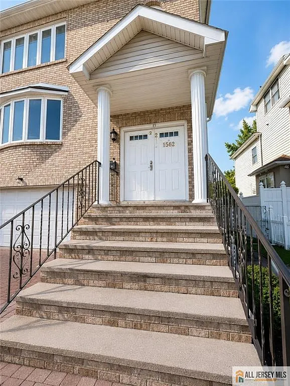 3 bed, 3.0 bath, 3900 sqft, $4,000 — Photo 2