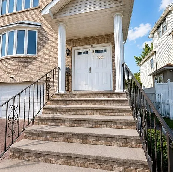 217 Van Buren St — Photo 2