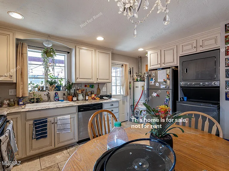 1224 N Treat Ave — Photo 2