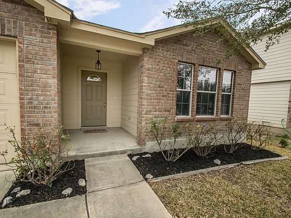 2nd image of 910 Magnolia Hl
