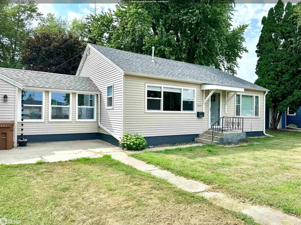 1517 Summer St, Grinnell, IA 50112